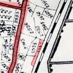 大正14年発行の地図。線路の左脇のマーキング箇所が、善助の遺体が発見された「新井宿2337番地」。現在の「大森ララ」あたり。善助は現在の大森駅北口の改札からホームに降りる階段の下あたりに横たわっていたのだろうか。左のマーキングは池上通りとジャーマン通り