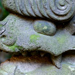 義興を祀る新田神社の狛犬。謀殺した側の人間が近づくと唸ったという。当社には義興を埋葬したという 御塚 （ おつか ） もある（Photo→）。平賀源内（1728-1780）がこの塚の竹で破魔矢を作り今に伝わる