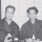 昭和10年頃(44歳頃)。右は川端康成。クリックすると、宇野浩二、林 房雄、武田麟太郎、小林秀雄、深田久弥、豊島与志雄も登場 ※「パブリックドメインの写真(根拠→)」を使用 出典:『昭和文学アルバム(1)』(新潮社)**