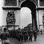 パリの凱旋門を行くナチス=ドイツ兵　※「パブリックドメインの写真（根拠→）」を使用　出典：ウィキペディア／ナチス・ドイツのフランス侵攻（令和3年8月21日更新版）→