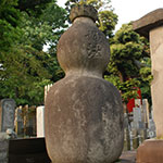 長男・探幽の墓は宝塔の反対側にある（写真右手に宝塔の赤がのぞいている）。探幽の印にも瓢箪（ひょうたん）の形がある。お酒をこよなく愛したんだろうか？（墨壺のイメージとの意見も）
