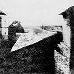 1827年（1826年とも）、フランスのニエプスが撮影した「ル・グラの窓からの眺め」。現存する最古のカメラ写真とされる　※「パブリックドメインの写真（根拠→）」を使用　出典：ウィキペディア／ル・グラの窓からの眺め（令和2年10月13日更新版）→
