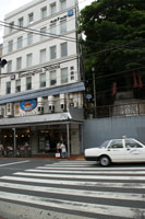 中村草田男が茅舎を偲んだ「不二家」跡（現「上島珈琲」）。左の白い建物の1階