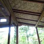 奇跡的に（？）残ったアトリエの大きなガラス戸（左）。ひさしの裏は竹で編まれている