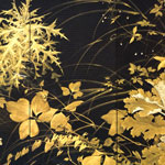川端龍子の「草炎」の一部。金泥で描かれている。秋になればススキは穂を出し、アザミは花をつけるだろうが、あえてそれらの夏を描いている　※出典：『川端龍子（現代日本の美術）』（集英社）