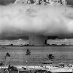ビキニ環礁での核実験　※「パブリックドメインの写真（根拠→）」を使用しました　出典：ウィキペディア／ビキニ環礁（平成29年4月2日更新版）→　作者：United States Department of Defense