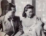 左から倉田 高 （ たかし ） 、妻の陽子、赤ちゃんは長女の澄子さん（後にチェリスト wik→）（撮影：昭和18年） ※「パブリックドメインの写真（根拠→）」を使用　出典：『長岡輝子の四姉妹』（草思社）
