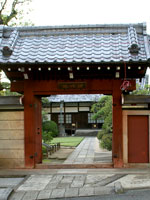 西郷は本門寺近くの 理境院 （ りきょういん ） （東京都大田区池上一丁目34-3 map→ ） を宿舎にしたという。赤い門が寺格の高さを示す