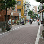 当地（東京都大田区）で、（旧）東海道の面影（道幅など）を残す「美原通り」。かつては「三原通り」（南原、中原、北原の3原）と呼ばれていた