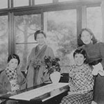 女性だけのコミュニティーも生まれた。左より、林 芙美子、佐多稲子、吉屋信子、宇野千代。昭和11年東京新宿の吉屋邸にて。※「パブリックドメインの写真（根拠→）」を使用　出典：『馬込文士村 〜あの頃、馬込は笑いに充ちていた』（東京都大田区立郷土博物館）原典：日本近代文学館所蔵写真